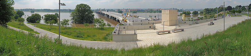 Waldschlößchenbrücke am 7. Juni 2013 bei einem Elbpegel von 8.50m